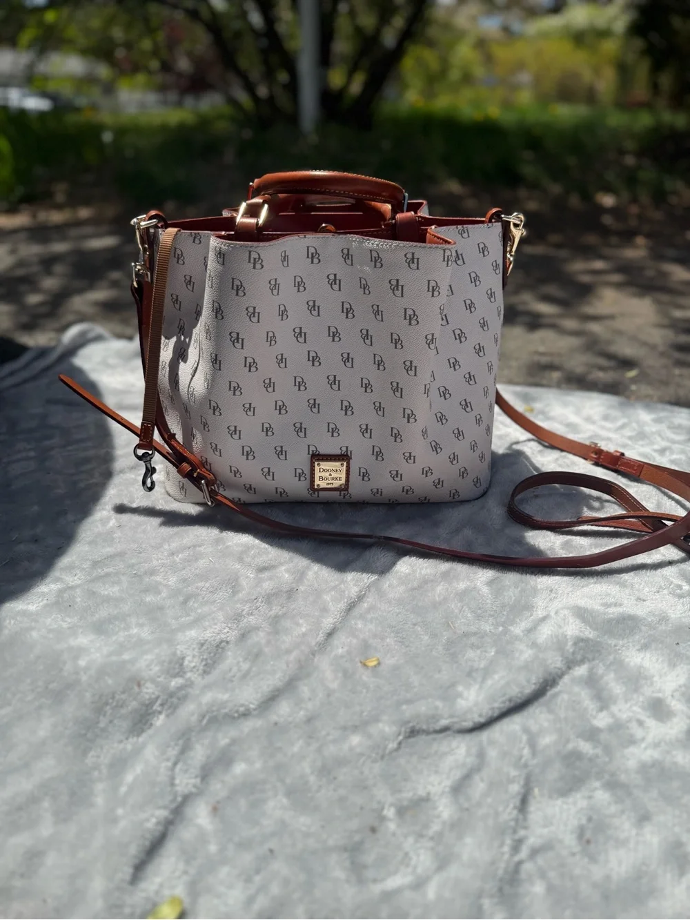 Dooney & Bourke Cream Signature Logo Greta continent Wallet & bags - Picture 2 of 12